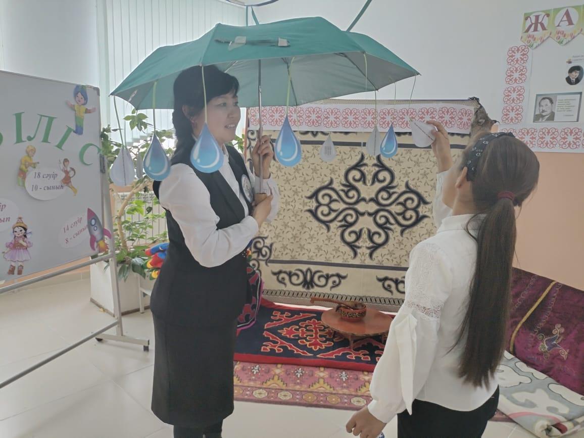 "Талапкер" гуманитарлық пәндер бірлестігінің онкүндігінің аясында, "Қызықты үзіліс" тақырыбында, үзілісті тиімді өткізу мақсатында қазақ тілі мен әдебиеті пәнінің мұғалімі  Л.Б. Нұрбекова үзілісті ұйымдастырды