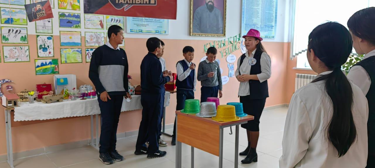 "Талапкер" гуманитарлық пәндер бірлестігінің онкүндігінің аясында, "Қызықты үзіліс" тақырыбында, үзілісті тиімді өткізу мақсатында орыс тілі мен әдебиеті пәнінің мұғалімі  Ә. Әукен үзіліс ұйымдастырды