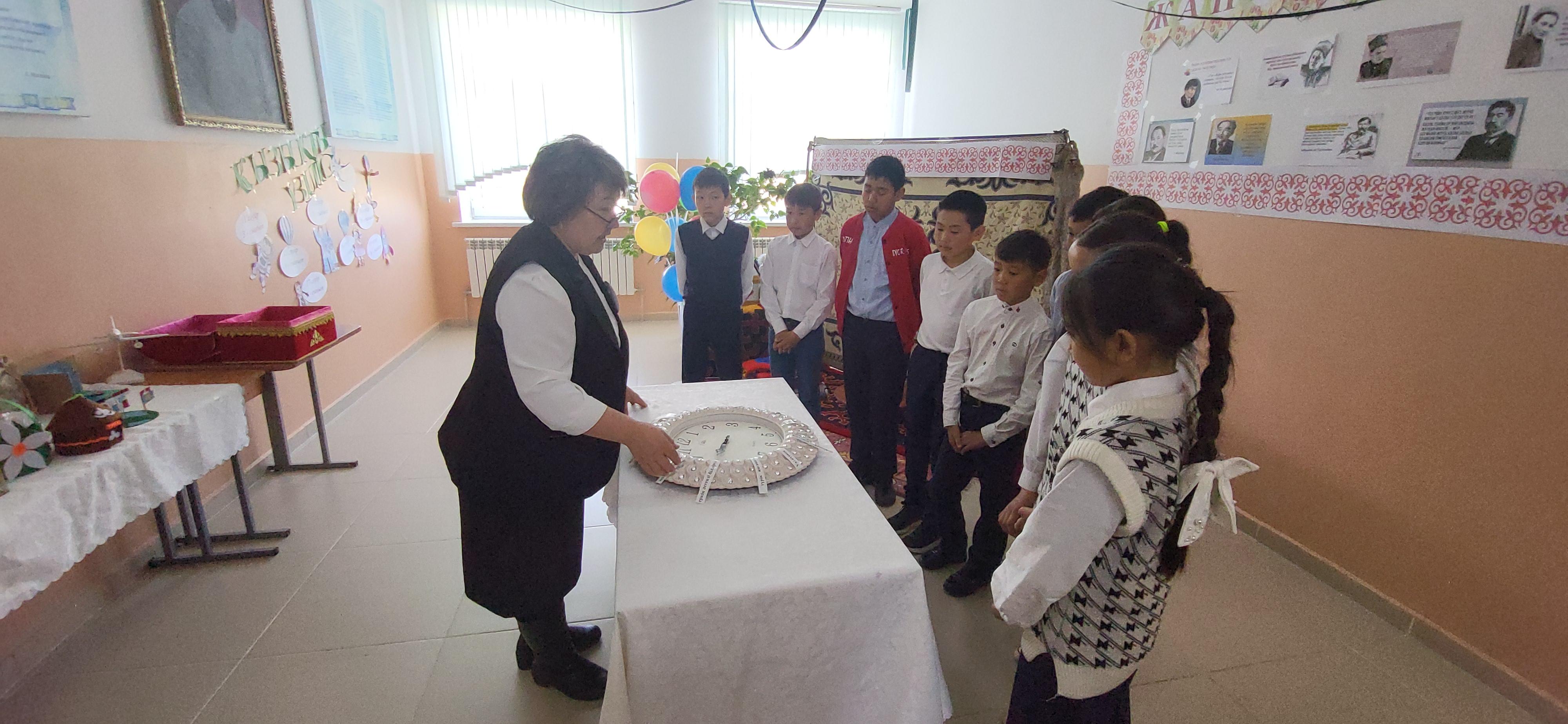 "Талапкер" гуманитарлық пәндер бірлестігінің онкүндігінің аясында, "Қызықты үзіліс" тақырыбында, үзілісті тиімді өткізу мақсатында тарихі пәнінің мұғалімі  Ф. Р. Нұрахметова үзіліс ұйымдастырды