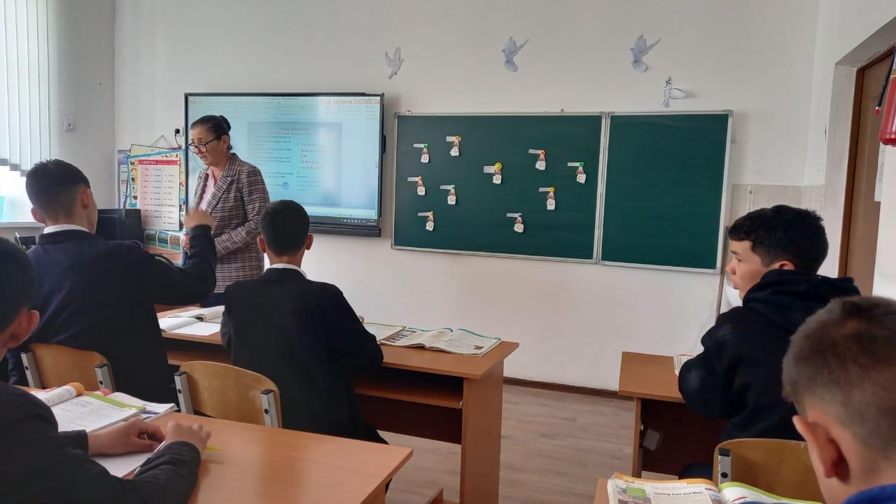 "Талапкер" гуманитарлық пәндер бірлестігінің онкүндігінің аясында, ағылшын тілі пәнінің мұғалімі  А. Батырбаева "Man-made masterpieces" тақырыбында ашық сабақ өткізді